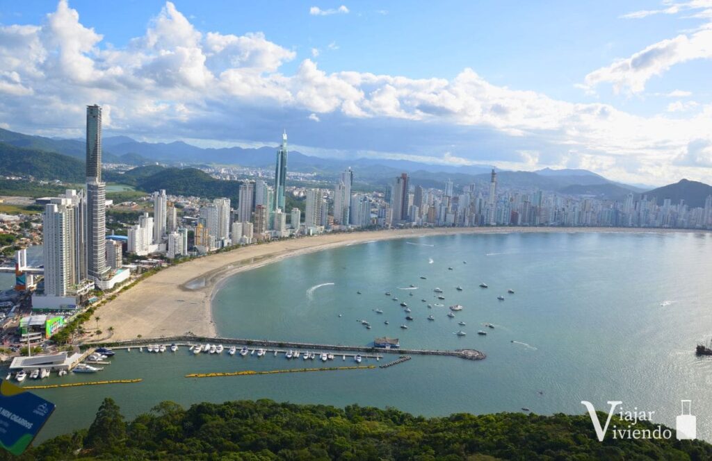 mirador panoramico del parque unipraias con las mejores vistas de los edificios torre de la ciudad de camboriu