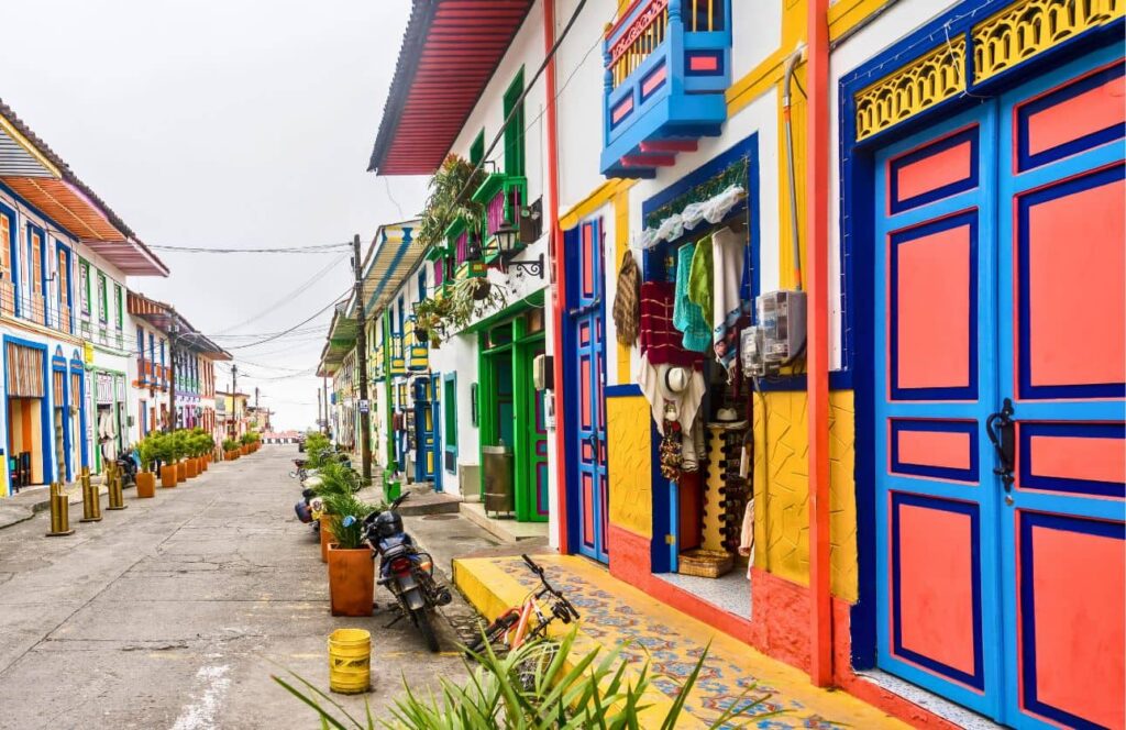 calle colorida de filandia en el eje cafetero