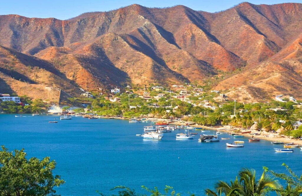 vistas de la bahia de taganga en el caribe colombiano